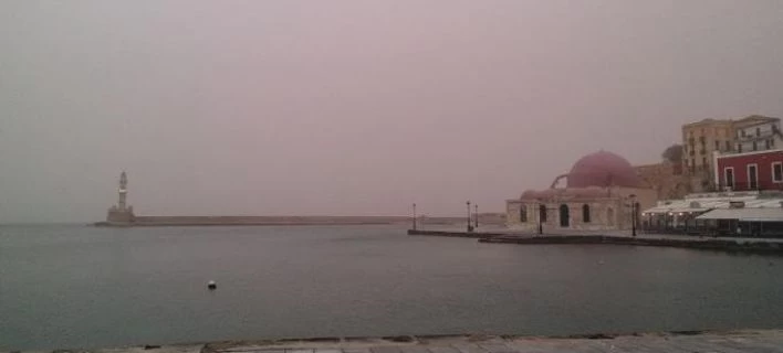 Σκηνικό από ταινία θρίλερ στα Χανιά -Τα «σκέπασε» κόκκινη ομίχλη (εικόνες)